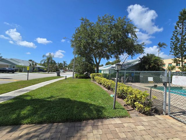 1530 Royal Forest Court, West Palm Beach, FL 33406
