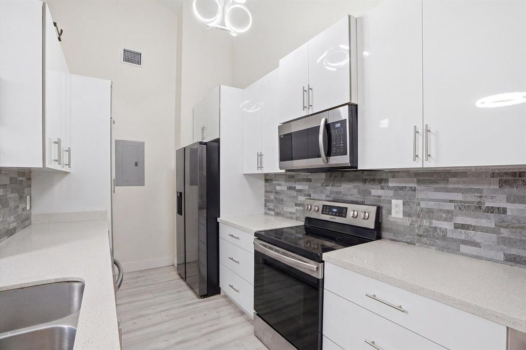 3414 Freedom Drive, Hollywood, FL 33021
