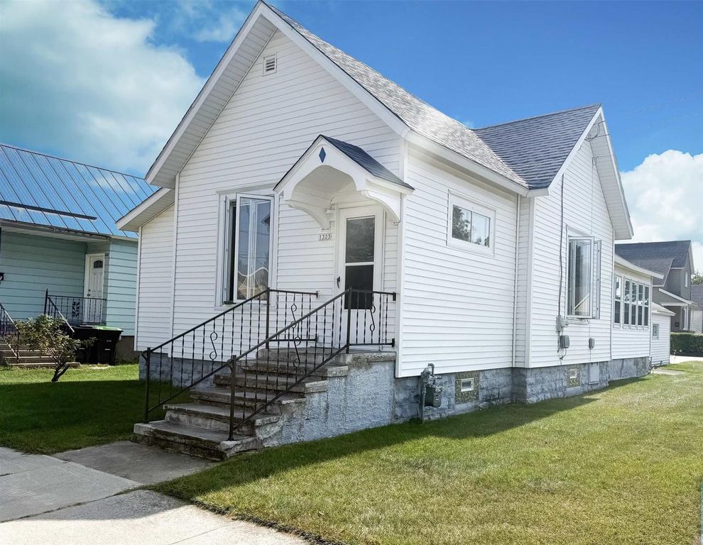 1323 13TH AVENUE, Menominee, MI 49858