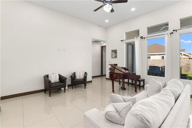 916 N Brushfield Avenue, Edinburg, TX 78541