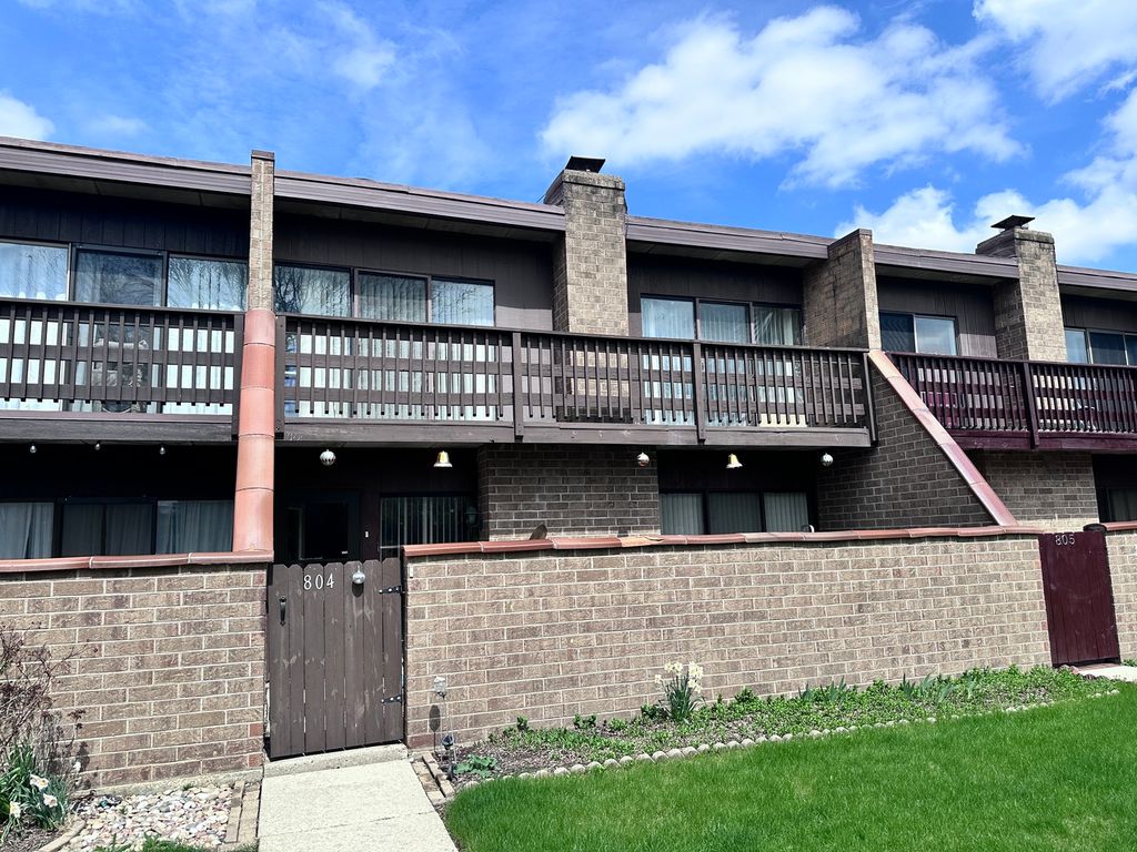 804 Kenneth Circle 804, Elgin, IL 60120