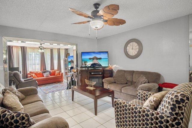 5800 W Fernley Dr Drive W 40, Greenacres, FL 33415