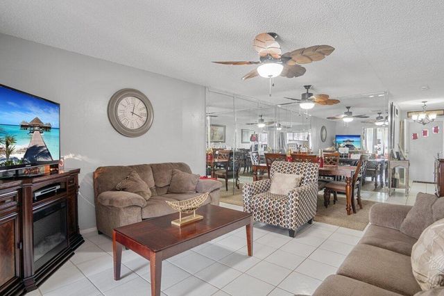 5800 W Fernley Dr Drive W 40, Greenacres, FL 33415