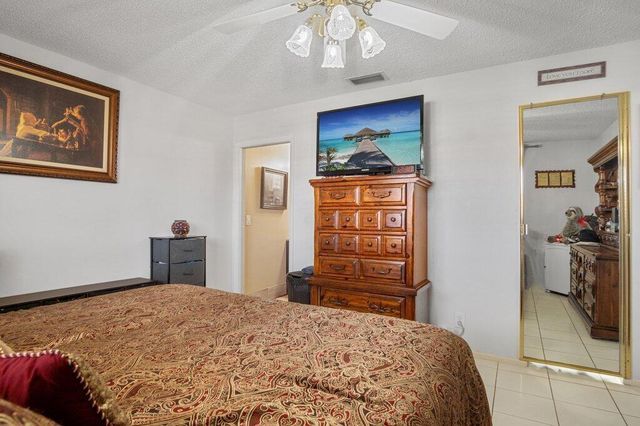 5800 W Fernley Dr Drive W 40, Greenacres, FL 33415