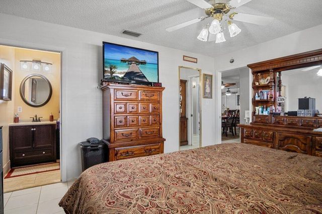 5800 W Fernley Dr Drive W 40, Greenacres, FL 33415