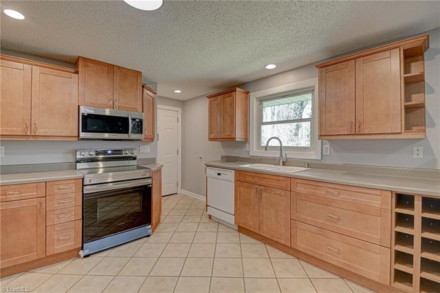205 Beechwood Circle, Winston-salem, NC 27105