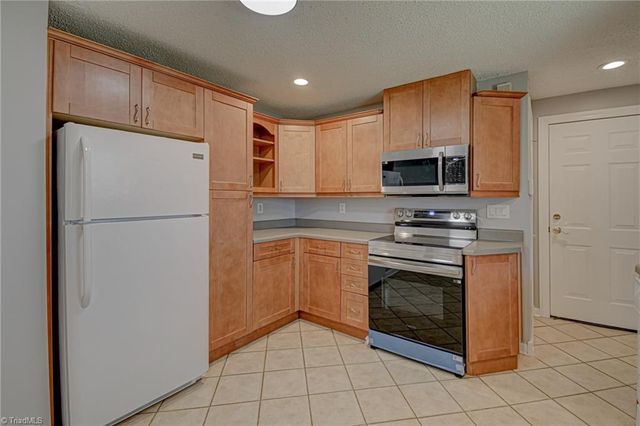 205 Beechwood Circle, Winston-salem, NC 27105
