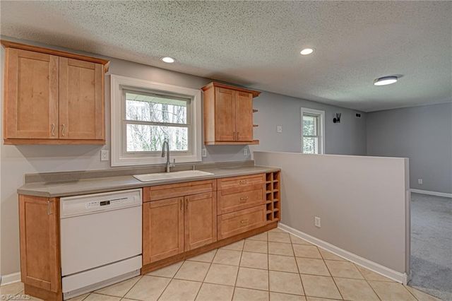 205 Beechwood Circle, Winston-salem, NC 27105