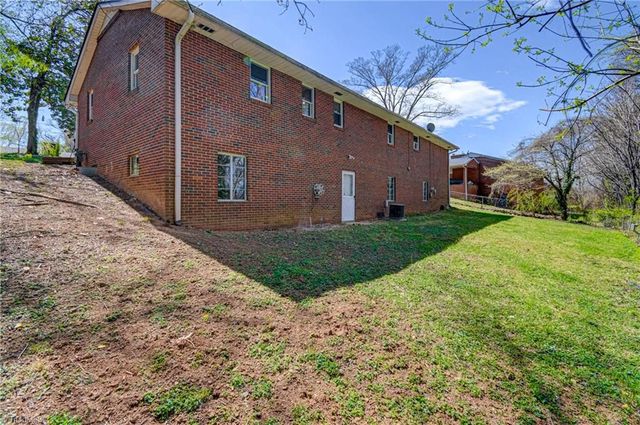 205 Beechwood Circle, Winston-salem, NC 27105