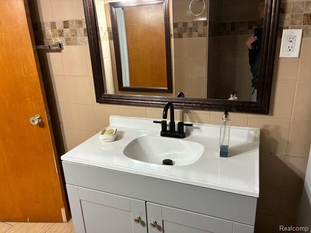 6766 Parkway Circle, Dearborn Heights, MI 48127