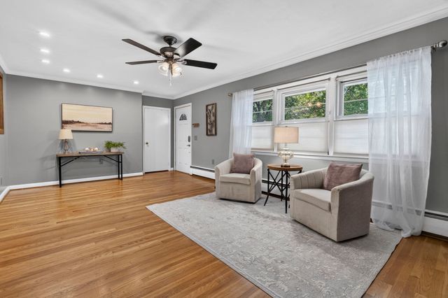 43 Madison St, Amesbury, MA 01913