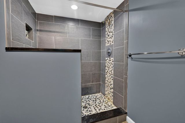 43 Madison St, Amesbury, MA 01913