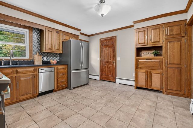 43 Madison St, Amesbury, MA 01913