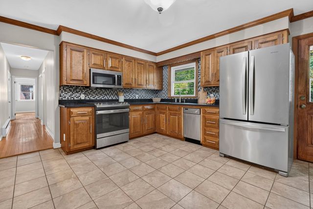 43 Madison St, Amesbury, MA 01913