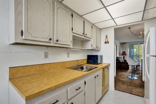 2900 NW 48th Ter 402, Lauderdale Lakes, FL 33313