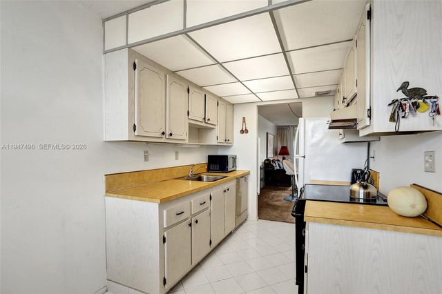 2900 NW 48th Ter 402, Lauderdale Lakes, FL 33313