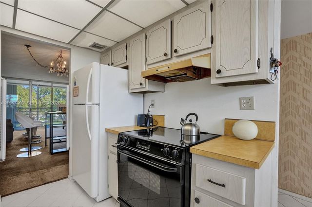 2900 NW 48th Ter 402, Lauderdale Lakes, FL 33313