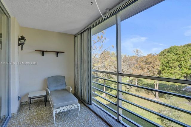 2900 NW 48th Ter 402, Lauderdale Lakes, FL 33313