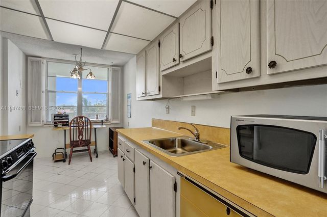 2900 NW 48th Ter 402, Lauderdale Lakes, FL 33313