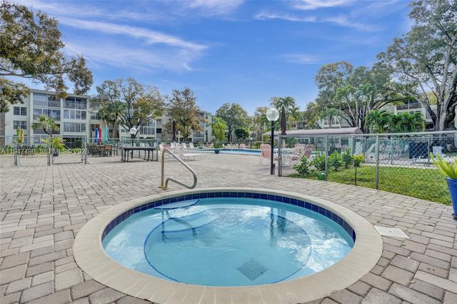 2900 NW 48th Ter 402, Lauderdale Lakes, FL 33313