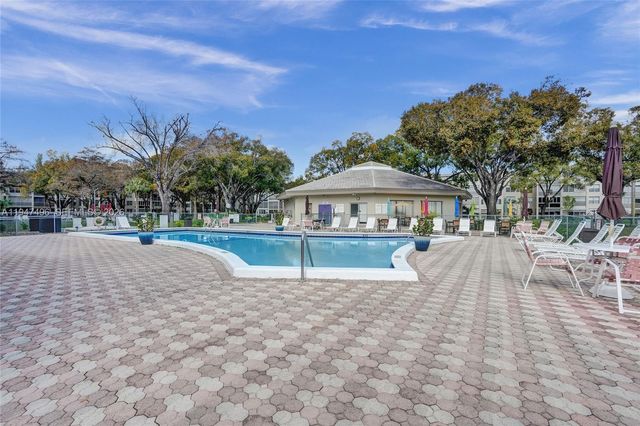 2900 NW 48th Ter 402, Lauderdale Lakes, FL 33313