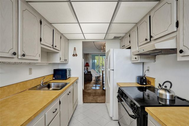 2900 NW 48th Ter 402, Lauderdale Lakes, FL 33313