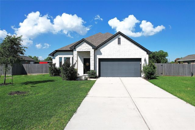 11206 Youngquist Drive, Mont Belvieu, TX 77535