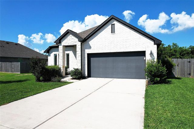11206 Youngquist Drive, Mont Belvieu, TX 77535