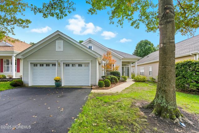 16 Greenways Lane, Lakewood, NJ 08701
