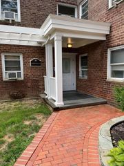 80 Knightsbridge Road 1A, Great Neck, NY 11021