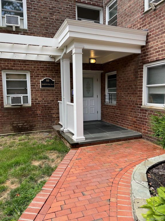 80 Knightsbridge Road 1A, Great Neck, NY 11021