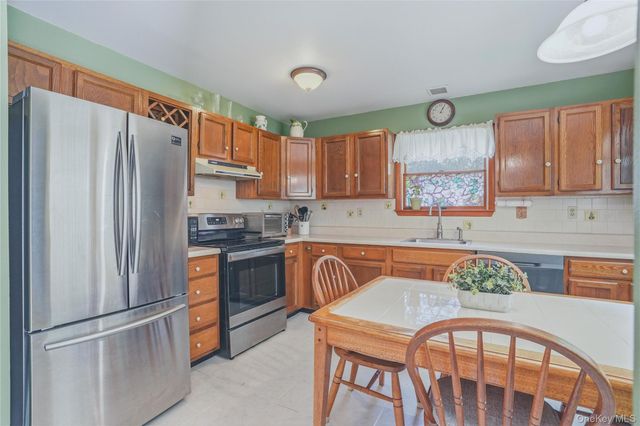 324 Walnut Avenue, New Windsor, NY 12553