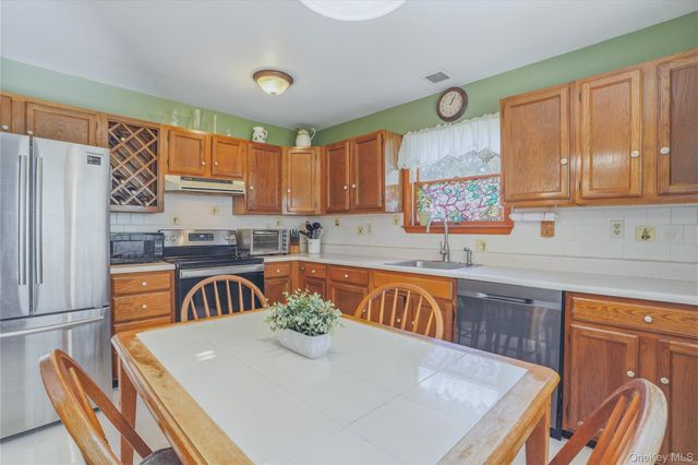 324 Walnut Avenue, New Windsor, NY 12553