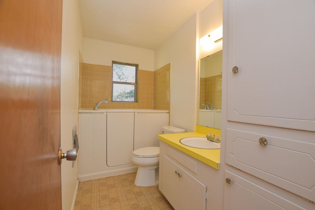 Image 12 of property listing at 814 Stonewall Drive, San Angelo, TX 76905