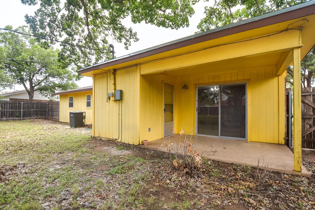 Image 16 of property listing at 814 Stonewall Drive, San Angelo, TX 76905