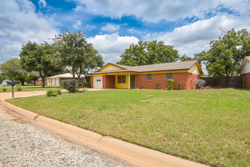 Image 19 of property listing at 814 Stonewall Drive, San Angelo, TX 76905