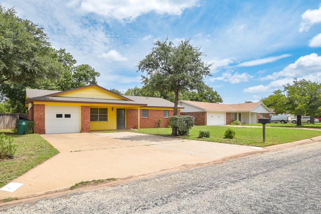 Image 2 of property listing at 814 Stonewall Drive, San Angelo, TX 76905
