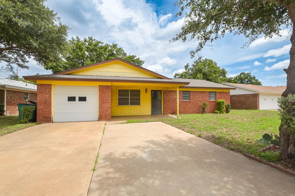 Image 3 of property listing at 814 Stonewall Drive, San Angelo, TX 76905