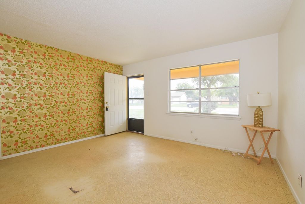 Image 4 of property listing at 814 Stonewall Drive, San Angelo, TX 76905