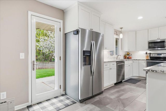 2222 Draper Avenue, Roseville, MN 55113