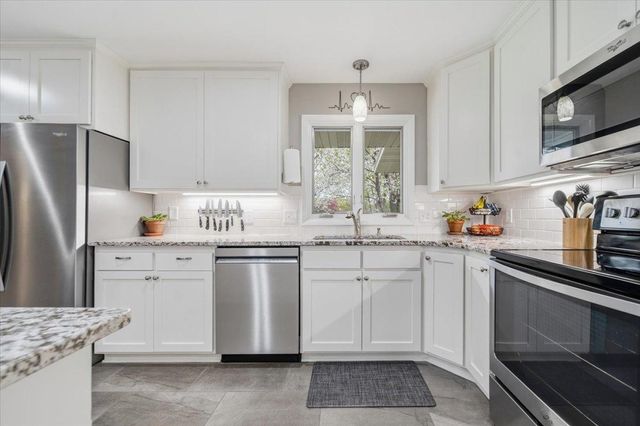 2222 Draper Avenue, Roseville, MN 55113