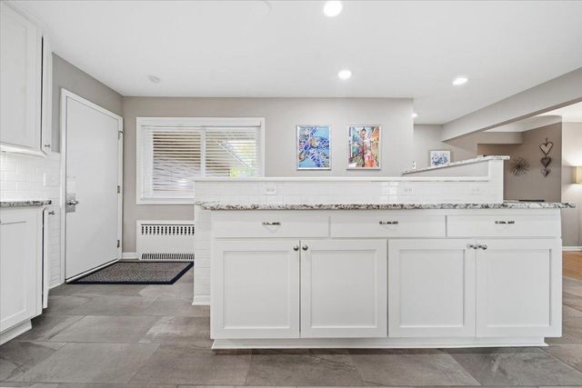 2222 Draper Avenue, Roseville, MN 55113