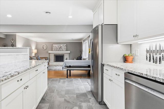 2222 Draper Avenue, Roseville, MN 55113