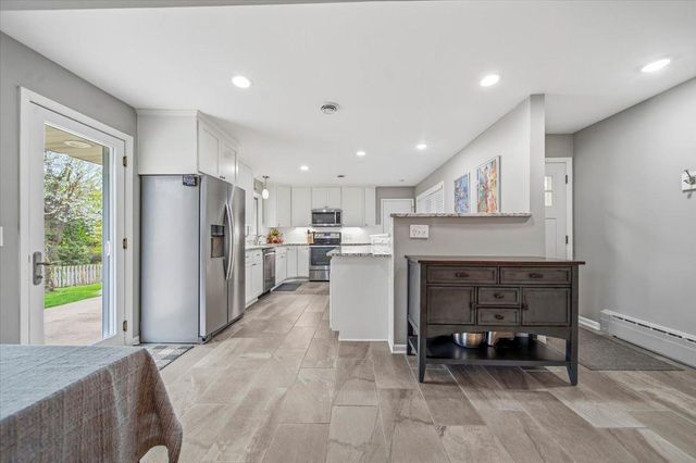 2222 Draper Avenue, Roseville, MN 55113