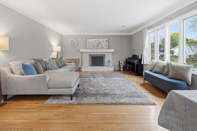 2222 Draper Avenue, Roseville, MN 55113