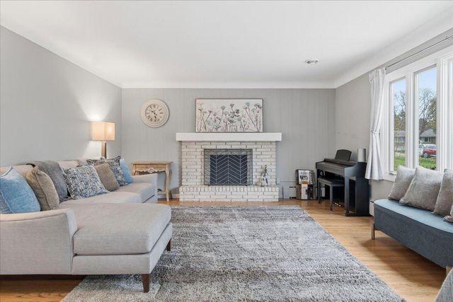 2222 Draper Avenue, Roseville, MN 55113