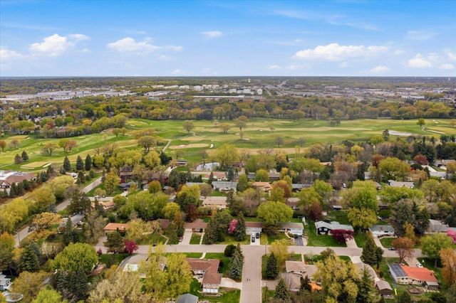 2222 Draper Avenue, Roseville, MN 55113