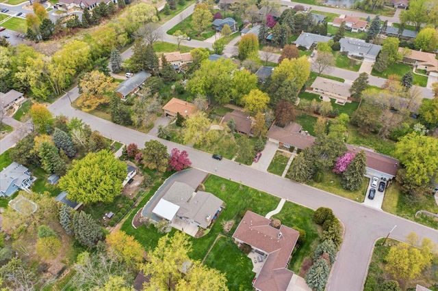 2222 Draper Avenue, Roseville, MN 55113