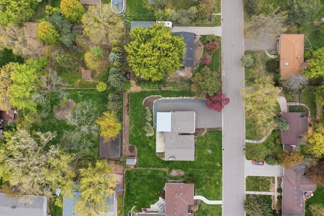 2222 Draper Avenue, Roseville, MN 55113