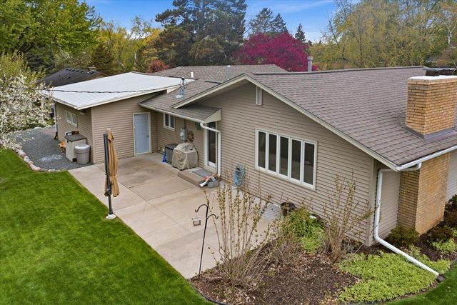 2222 Draper Avenue, Roseville, MN 55113